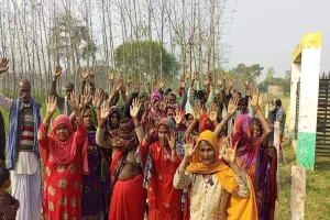 बहराइच : अंगूठा लगवाने के बाद भी नहीं मिल रहा खाद्यान्न, प्रदर्शन