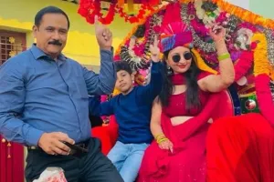 काशीपुर: खुद की ही शादी में घुड़चढ़ी की रस्म अदा कर दुल्हन ने निभाई नई परंपरा 