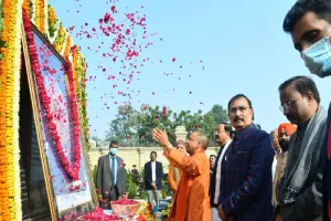 लखनऊ: सीएम ने पूर्व प्रधानमंत्री अटल बिहारी बाजपेयी को दी श्रद्धांजलि