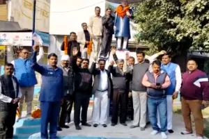 बरेली: महापरिनिर्वाण दिवस पर बाबा साहेब आंबेडकर को भारतीय वाल्मीकि श्रम समाज ने दी श्रद्धांजलि 