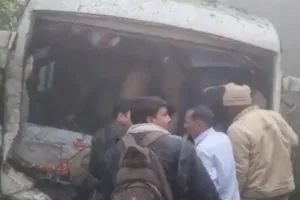 गौतम बुद्ध नगर: यमुना एक्सप्रेसवे पर कंटेनर-बस की टक्कर, एक की मौत, 20 से अधिक घायल 