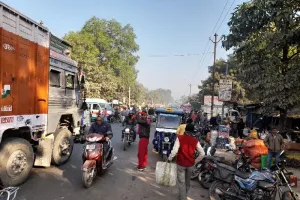 अयोध्या : पटरी दुकानदारों की मनमानी, खतरे में जिंदगानी