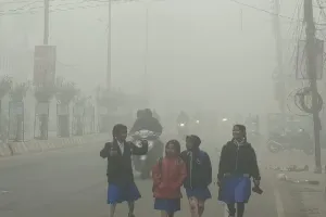 UP Weather Update: चक्रवात दित्वाह का असर... उत्तरी पछुआ हवाओं ने बढ़ा दी ठंड, यूपी में तेजी गिर रहा तापमान