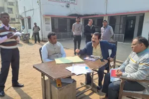 अयोध्या : ऑफिस टाइम में टहल रहे थे पीडब्ल्यूडी के 21 कर्मी, डीएम ने रोका वेतन 