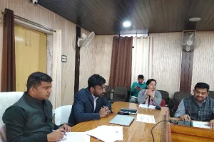 जौनपुर :  डीएम ने प्रमुख योजनाओं की समीक्षा कर फसल बीमा पर दिया जोर