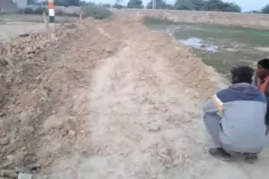 शाहजहांपुर: दबंगों ने ग्राम पंचायत का बिछा खड़ंजा उखाड़ा, जांच शुरू