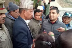 पिथौरागढ़: नेपाल से हुए पथराव से लोगों में रोष, अंतरराष्ट्रीय पुल बंद किया