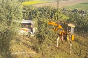 फिरोजाबाद: डीसीएम से टकराकर एक्सप्रेस-वे से नीचे गिरी बस, छह की मौत 22 जख्मी