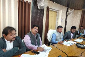 जौनपुर : हर घर नल जल कार्य की डीएम ने की समीक्षा