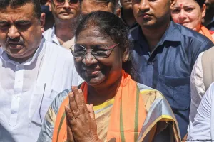 देहरादून: प्रज्ञेश्वर महादेव मंदिर में रुद्राभिषेक के साथ राष्ट्रपति मुर्मू मसूरी पहुंची