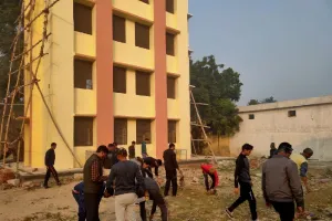 पुलिस कर्मियों का श्रमदान:  पुलिस थानों में चला सफाई अभियान