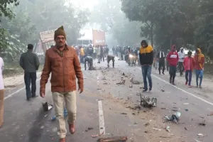 बाराबंकी : दो ट्रकों की आपस में भिंडत, एक की मौत 4 घायल