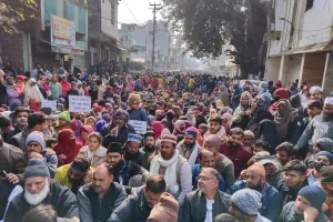 हल्द्वानी: रेलवे भूमि के सीमांकन को लेकर सड़कों पर उतरे हजारों लोग, आसपास के इलाके सील, देखें Video