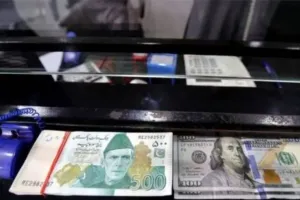 नकदी संकट से जूझ रहे पाकिस्तानी रुपए में डॉलर के मुकाबले बड़ी गिरावट 