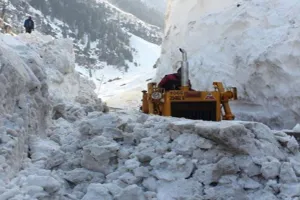 बर्फबारी के चलते श्रीनगर हवाई अड्डे पर कई उड़ानें रद, कश्मीर से आने-जाने वाले यात्रियों को हो रही परेशानी 