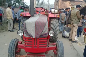 कासगंज : ट्रैक्टर चक्की फटी, महिला की मौत, दो गंभीर घायल, अनाज पीसते समय हुआ हादसा
