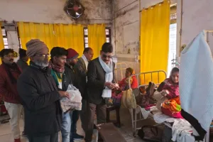 बहराइच: मरीजों को फल वितरित कर मनाया प्रियंका गांधी का जन्मदिन