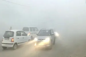 आगरा में कोहरे के चलते Expressway पर भिड़ीं कई गाड़ियां 