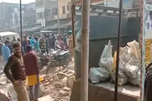 Banda News: व्यापारी के गोदाम से छापा मारकर पुलिस ने बरामद किये 9 कुंतल पीतल के घंटे