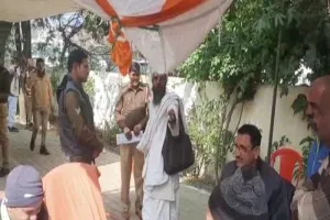 हरदोई: थाना दिवस में फरसा लहरा कर बाबा ने काटा हंगामा, जानें क्या है मामला 