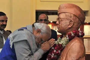 पराक्रम दिवस : PM Modi ने सुभाष चंद्र बोस की जयंती पर उन्हें श्रद्धांजलि दी