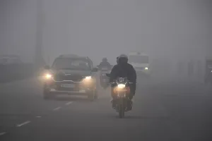 UP Weather Update: यूपी के इन जिलों में बार‍िश का अलर्ट, लखनऊ से नोएडा तक धुंध