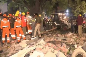 कमिश्नर के सामने आवंटी दे रहे बयान, अलाया अपार्टमेंट हादसे की हो रही जांच 