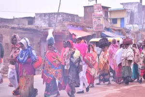 अयोध्या: पौष पूर्णिमा पर श्रद्धालुओं ने लगाई आस्था की डुबकी 