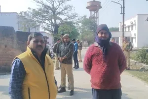 बलरामपुर: पोस्टमार्टम हाउस पहुंचे कांस्टेबल के परिजन, बीती रात खुद को मारी थी गोली 