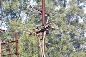 मुरादाबाद : विभाग की ढिलाई से नहीं सिमट रहा तारों का जंजाल