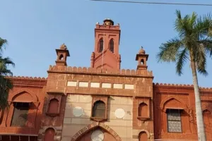 अलीगढ़: AMU में Winter Vacation पर कुलपति ने लगाई रोक 