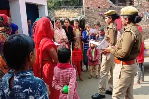 अयोध्या: जागरूकता फैलाने निकली एंटी रोमियो टीम, दी हेल्पलाइन नंबरों की जानकारी 