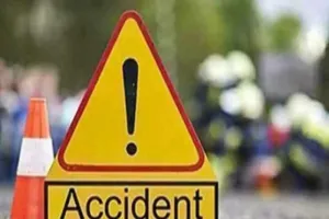 इटावा में हाईवे पर भिड़े दर्जनों वाहन, खनन विभाग की चेकिंग के दौरान हुआ हादसा 