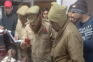 संभल: पत्नी को भगाकर ले जाने वाले युवक के पिता और भाई को मारी गोली