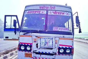 काशीपुर: चलती रोडवेज बस का एंगल टूटकर गिरा, हादसा बचा