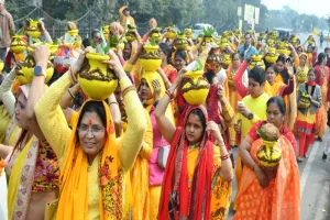 लखनऊ : मां पीताम्बरा 108 कुण्डीय महायज्ञ से पहले निकाली गई मंगल कलश यात्रा