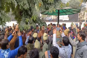 हरदोई में वकीलों ने एसपी दफ्तर में की मारपीट, जमकर काटा हंगामा