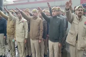 हरदोई: एएसपी पूर्वी ने पुलिस जवानों को राष्ट्रीय मतदाता दिवस पर दिलाई शपथ
