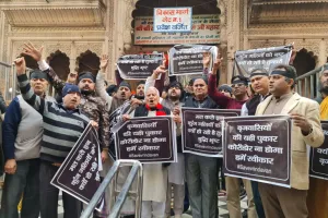 मथुरा: बांके बिहारी मंदिर कॉरिडोर के विरोध में काली पट्टी बांधकर किया प्रदर्शन, प्रशासन पर लगाया अफवाह फैलाने का आरोप