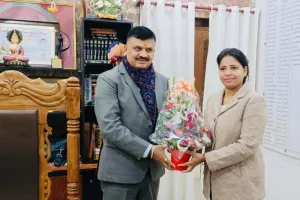 बहराइच: डिप्टी कलेक्टर पूजा यादव को मिली पीएचडी उपाधि, डीएम ने दी बधाई 