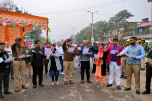 बांदा: सड़क सुरक्षा माह में मानव श्रृंखला बनाकर दिलाई शपथ 