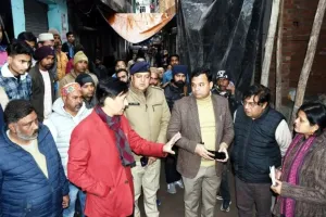 हल्द्वानीः बनभूलपुरा में बुलडोजर के आगे अड़ी जनता, पुलिस ने लठियाया
