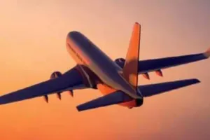 कश्मीर में हवाई सेवाएं बहाल, श्रीनगर-जम्मू राष्ट्रीय राजमार्ग अब भी बंद 