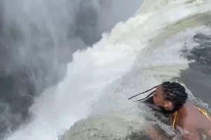 Shocking! करीब 400 फीट ऊंचे वॉटरफॉल के किनारे लेट कर महिला ने दिखाया स्टंट, Video देख कांप जाएगी रूह