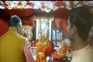 मकर संक्रान्ति: कारागार मंत्री ने किया मां पीतांबरा का दर्शन, कहा- लखनऊ में यज्ञ होना सौभाग्य की बात