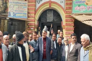 बहराइच: वकील के आवास पर दबंगों के उत्पात का मामला गरमाया, कचहरी में हड़ताल