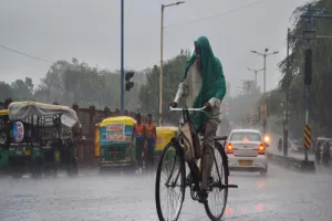 UP Weather: कई शहरों में बदला मौसम, कल रात से हो रही बारिश 