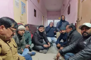 लखनऊ: बीएसए कार्यालय में लेखाधिकारी की मनमानी से परेशान शिक्षकों ने देर रात घेरा कार्यालय, डर के चलते दफ्तर नहीं पहुंचे लेखाधिकारी 