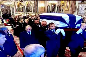 Greece के आखिरी king Constantine को अंतिम विदाई देने के लिए उमड़े हजारों लोग