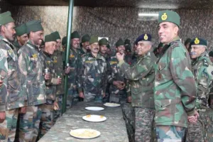 जम्मू कश्मीर में LOC पर सैनिकों से मिलकर सेना प्रमुख ने नववर्ष पर दीं शुभकामनाएं 